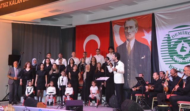 Demirci'de Türk Halk Müziği korosundan muhteşem konser