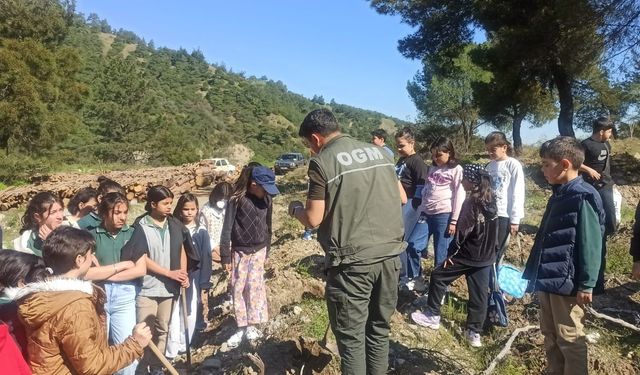 Salihli’de öğrenciler fidan dikerek geleceğe nefes oldu