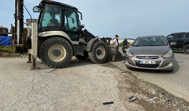 İş makinesi ile otomobil çarpıştı: 1 çocuk ve 1 hamile kadın yaralandı