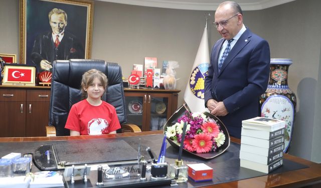 Başkan Akın, koltuğunu minik başkanlara devretti