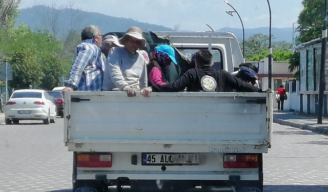 Kamyonet kasasında tehlikeli yolculuk