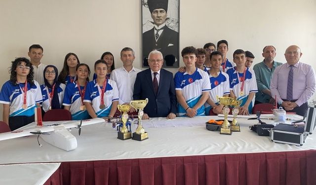 Manisalı öğrenciler başarılarıyla göz kamaştırıyor