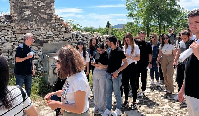 Kula'nın tarihi güzellikleri gençlerle buluşuyor