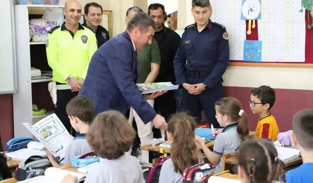 Saruhanlı Belediyesi’nden Öğrencilere Boyama Kitabı, Sürücülere Şapka