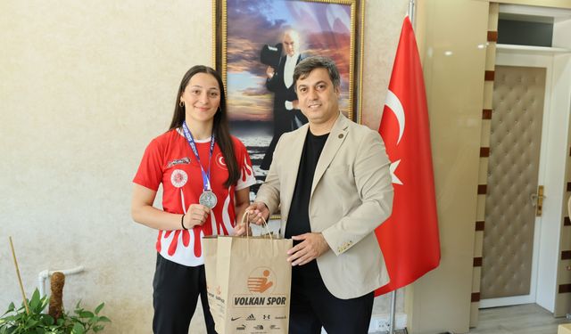 Dünya ikincisi Cemile Aykoç’a tebrik ve ödül