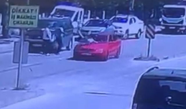 7 yaşındaki çocuğa otomobil çarptı: O anlar, güvenlik kamerasına yansıdı