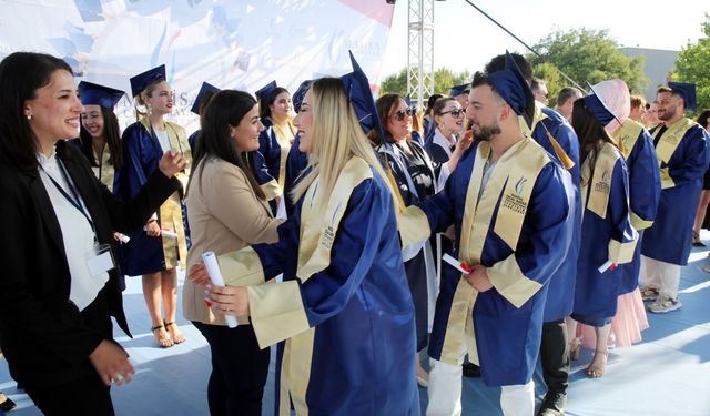MCBÜ İletişim Fakülteli genç mezunlar hayata hazır