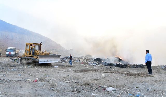 Alaşehir'de çöplük yangını: 1 itfaiye eri dumandan etkilendi