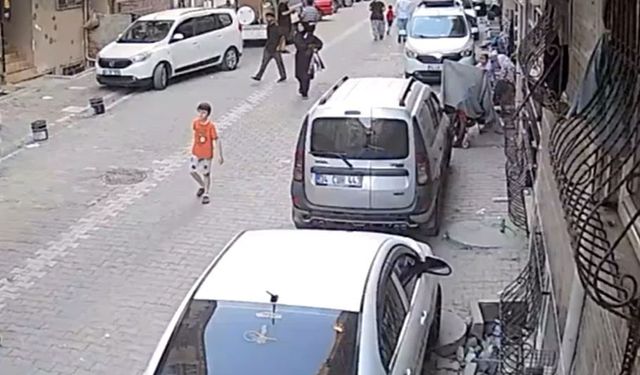Yolda yürüyen kadın, hırsızın hedefi oldu; cebinden telefonu çalındı