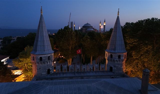 Topkapı Sarayı gece ziyaretçilerini ağırlamaya başladı
