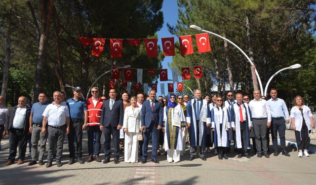 Demirci'de mezuniyet coşkusu, öğrenciler karanfillerle uğurlandı