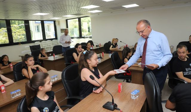 Turgutlu Belediyespor ikincilik kupasını Başkan Akın’la paylaştı