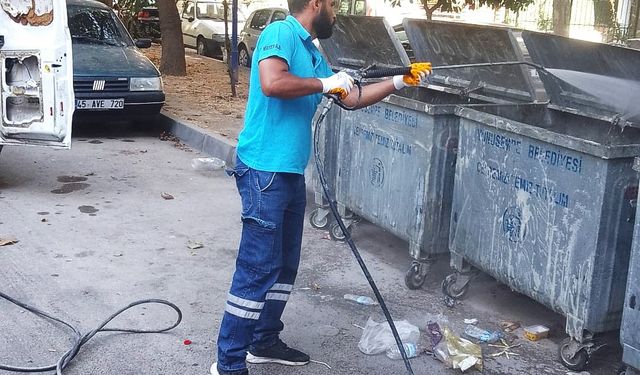 Yunusemre’de çöp konteynerleri dezenfekte ediliyor