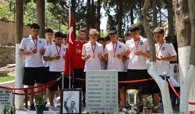 Yunusemre'nin U17'leri şampiyonluk kupasıyla Ferdi Zeyrek'in mezarına gitti