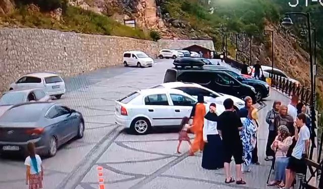 Göksu Travertenleri’nde 4 kişinin yaralandığı trafik kazası güvenlik kamerasına yansıdı