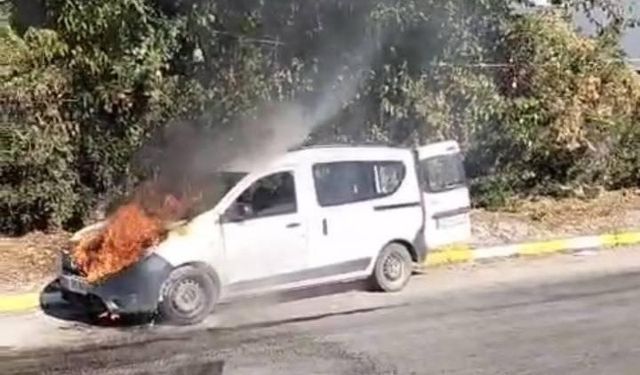 Seyir halindeki kamyonet alev alev yandı