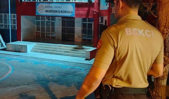 Salihli’de gece bekçileri, öğrencilerin güvenliği için nöbette