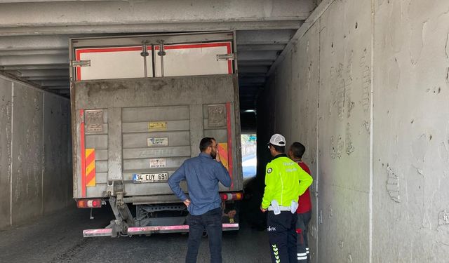 Alt geçitte sıkışan kamyonun yardımına ekipler yetişti