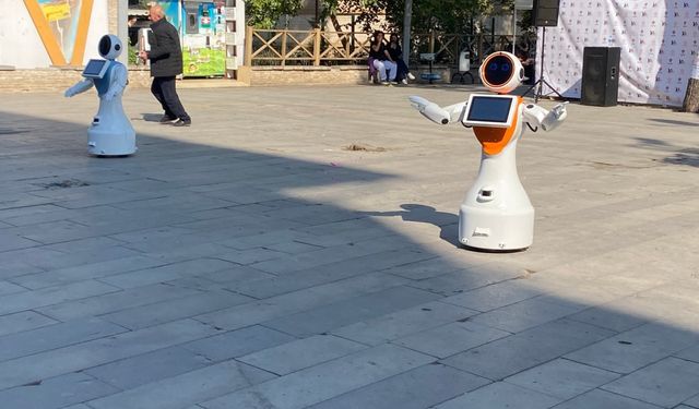 Zeybek oynayan robotlar Bilim Şenliği'nde ilgi topladı