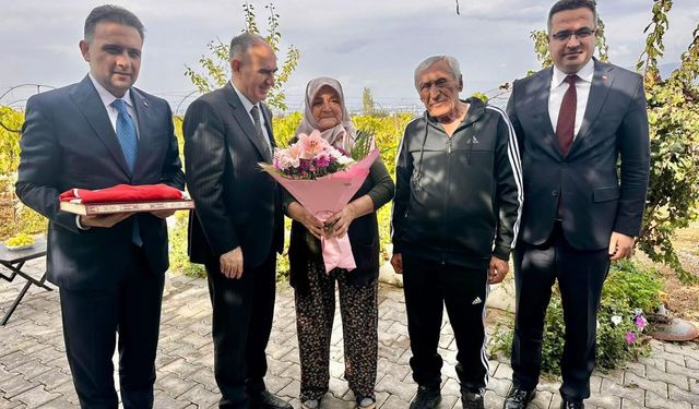 Vali Özkan ve beraberindekilerden şehit ailesine anlamlı ziyaret