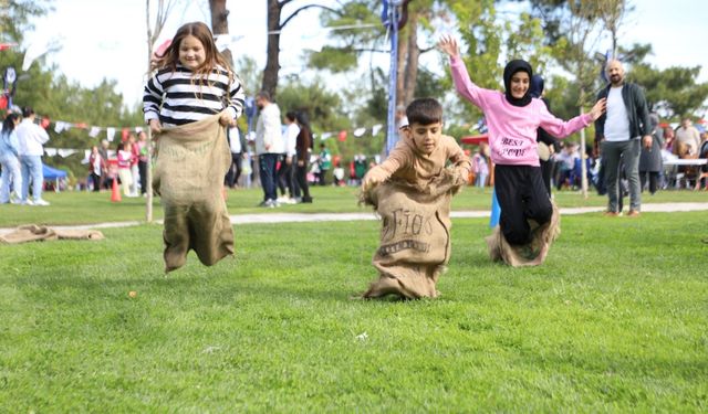 Çocuklar cumhuriyet etkinliğinde gönüllerince eğlendi