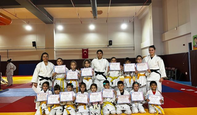 Salihli'de 250 judocu kemer sınavında ter döktü