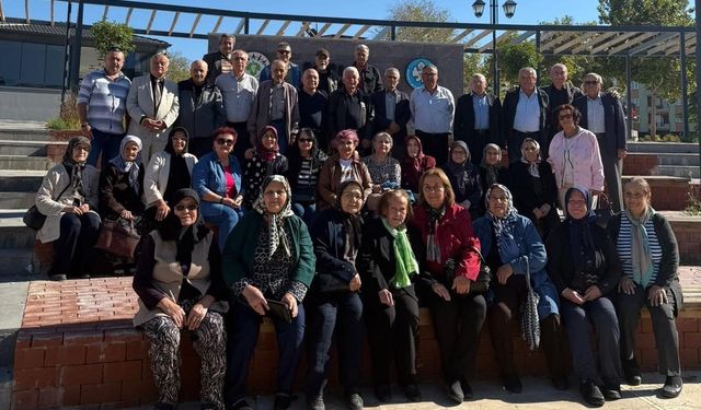 58 yıl sonra ilkokul öğretmenleriyle buluştular