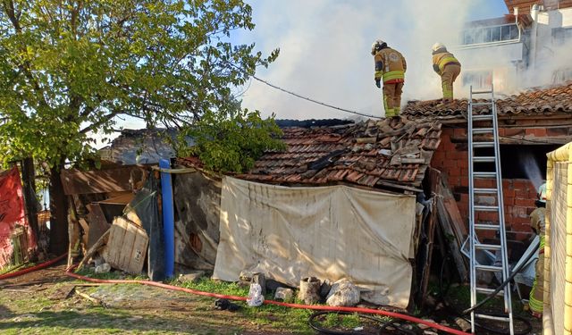 Metruk binada çıkan yangın korkuttu