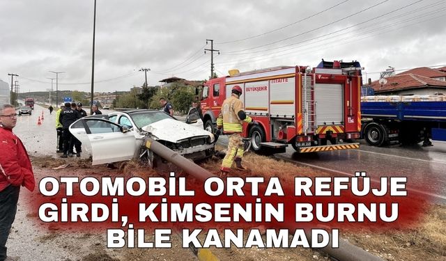 Otomobil orta refüje girdi, kimsenin burnu bile kanamadı
