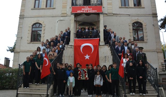 Demirci’de 97 yıl önceki cumhuriyet karesi yeniden canlandı