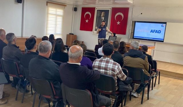 Kamu çalışanları ve muhtarlara afet eğitimi verildi