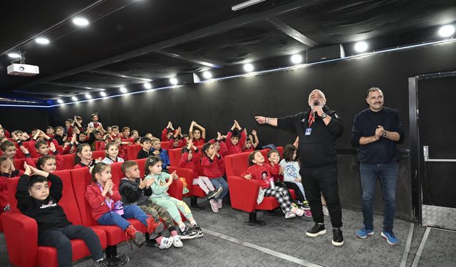 Demirci’de gezen sinema tırı çocuklara unutulmaz anlar yaşattı