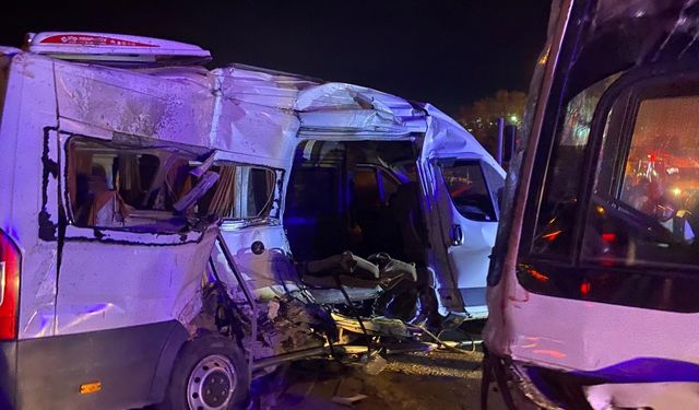 İzmir'de işçi servisleri çarpıştı, 15 kişi yaralandı