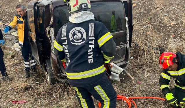 Yoldan çıkan otomobil tarlaya uçtu; 2 yaralı