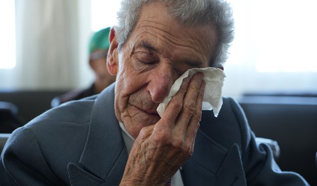 Huzurevinde öğrencilerden emekli öğretmenlere gönülleri ısıtan sürpriz: Gözyaşları sel oldu