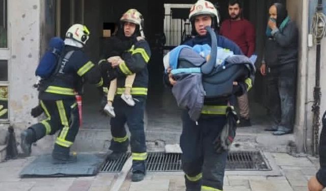 Ev olarak kullanılan iş hanında çıkan yangında 17’si çocuk 21 kişi kurtarıldı