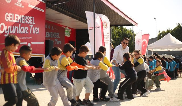 Bir tır dolusu mutluluk Manisa’ya geliyor