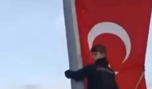 Bursa'da çocukların bayrak hassasiyeti duygulandırdı... Direğe böyle tırmandılar