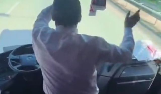 Taraftarları deplasmana götüren şoför araç seyir halindeyken ayağa kalkıp oynadı