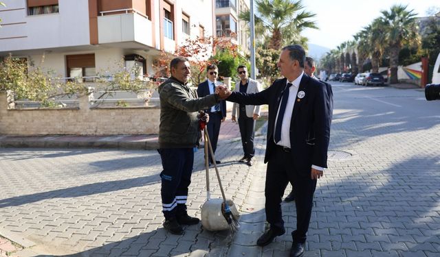 Başkan Balaban esnafın taleplerini yerinde dinliyor