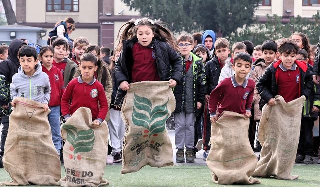 Geleneksel Oyunlar Tırı Manisa’da çocuklarla buluştu