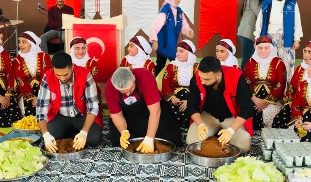 Çiğköfteli ve halaylı 'Kadına şiddete hayır' etkinliği