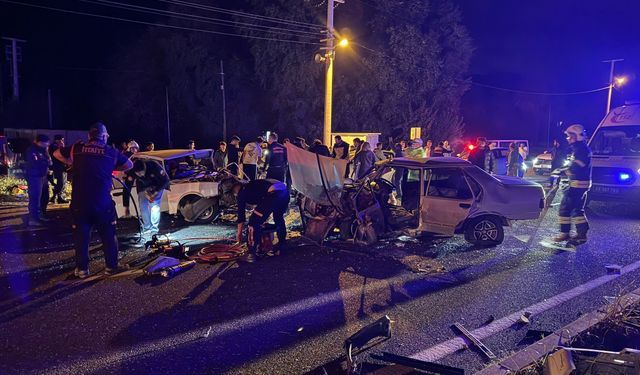 İki Tofaş araç kafa kafaya çarpıştı: 2'si ağır 3 yaralı