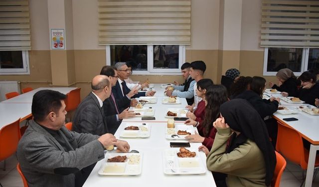 Kaymakam Güldoğan pansiyonda öğrencilerle yemek yedi