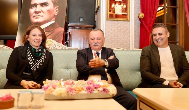 Yunusemre Belediyespor'dan Başkan Balaban'a sürpriz kutlama