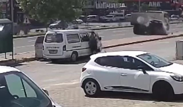 Hızla giden otomobil, kamyonun arkasına böyle girdi