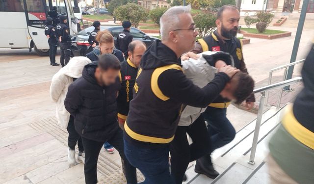 Lüks araçlar için ön ödeme vaadiyle vatandaşları dolandırdılar