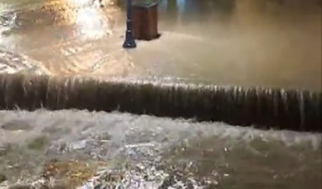 İzmir'de etkili sağanak: Adeta denizle kara birleşti