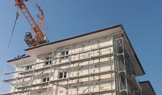 İnt*har girişiminde bulunan arkadaşlarına aldırış etmeden çalışmaya devam ettiler