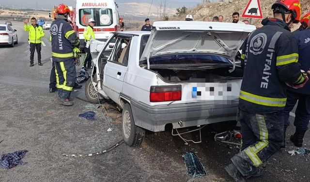 Kamyona arkadan çarpan otomobil hurdaya döndü; 1 ölü 1 yaralı